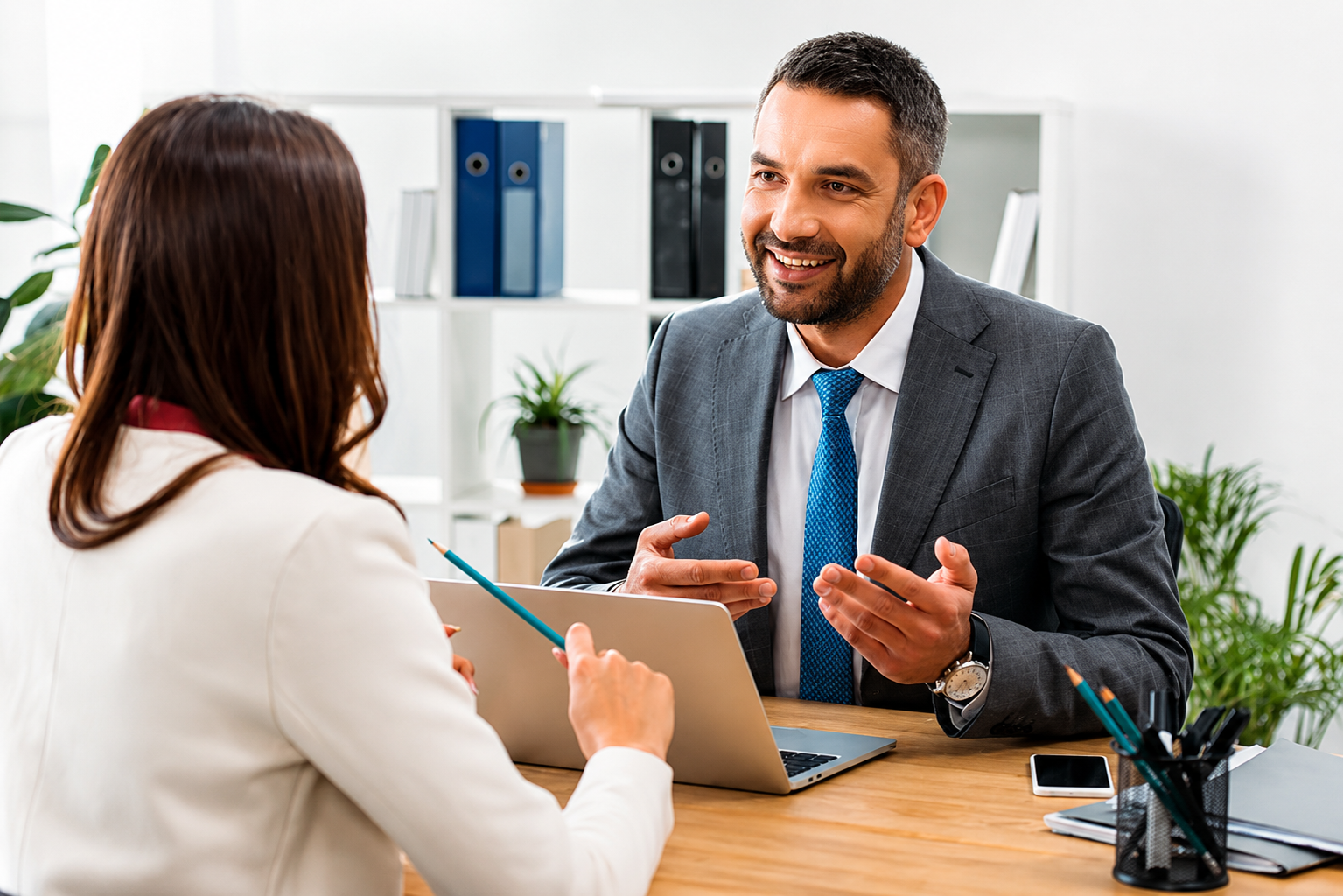 Conseiller FINANCEMENT GROUP en rendez-vous avec une cliente
