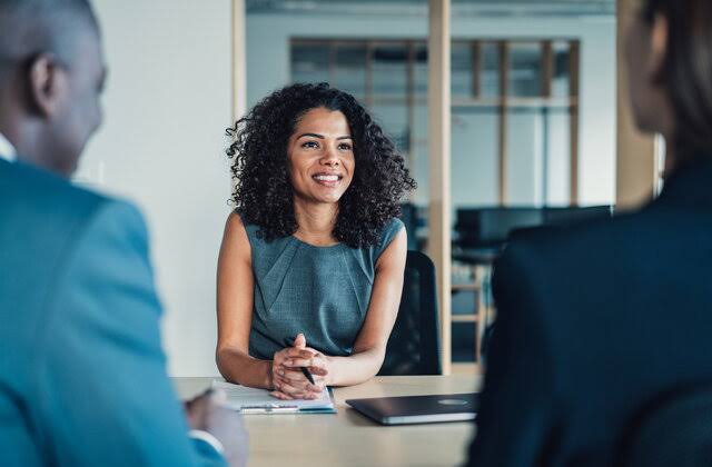 Consultante FINANCEMENT GROUP en entretien avec des clients